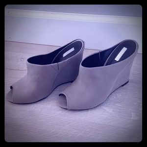 Schutz gray wedge